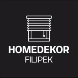 Minimalistyczna grafika: Biały piktogram rolety na czarnym tle, nad napisem HOMEDEKOR FILIPEK. Prosty, nowoczesny design.