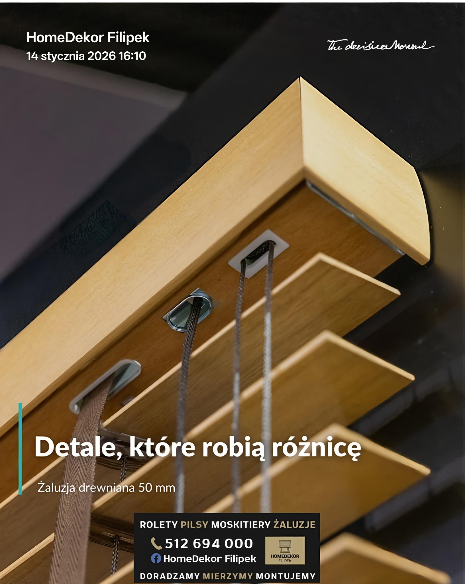 Drewniane żaluzje 50 mm z widocznymi detalami montażowymi i sznurkami, prezentowane z bliska pod kątem. Widoczny fragment reklamy firmy HomeDekor Filipek.