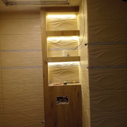 Mariusz haberman - Montaż płytek 3D w łazience z podświetlaną wnęką. Widoczne narzędzia i elementy instalacji. Etap prac wykończeniowych z użyciem płytek o falistej strukturze.