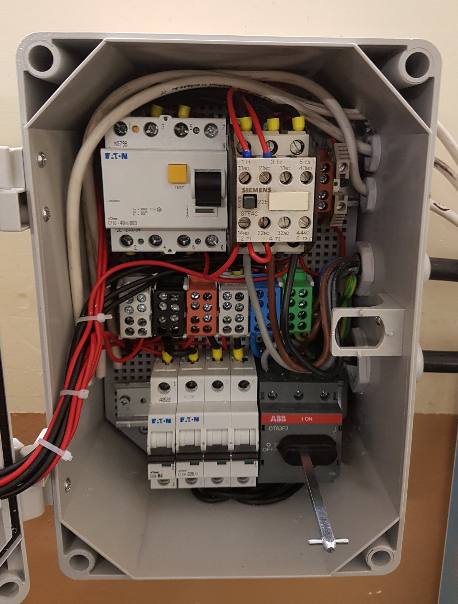 Mała automatyka do sterowania klimatyzacją w rozdzielni głównej.