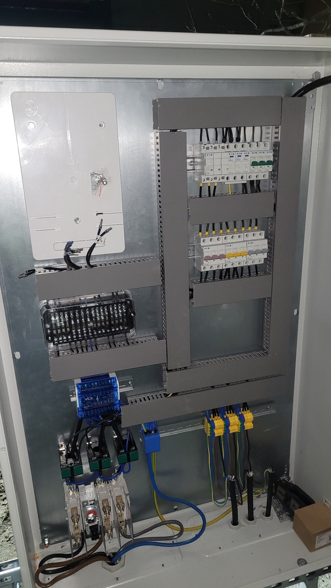 Montaż rozdzielnicy sterującej systemem VRV klimatyzacji, wraz z osprzętem i pomiarami.