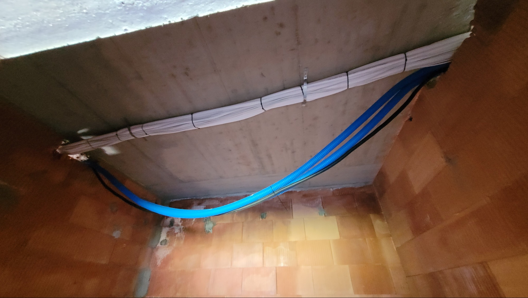 Część trasy instalacji chłodniczej dla domku jednorodzinnego.