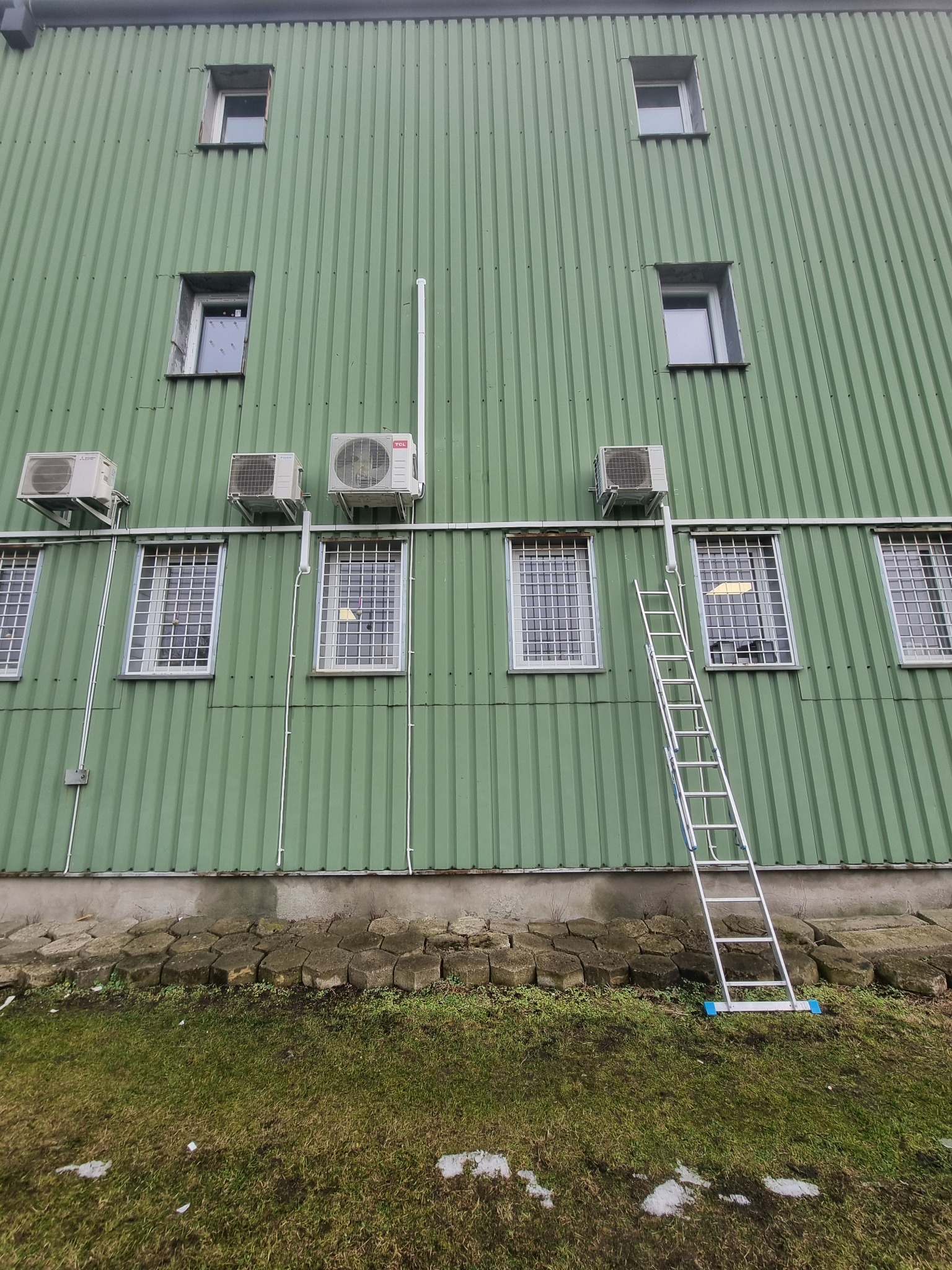 Montaż klimatyzacji TCL dla klienta w Katowicach (2 klimatyzatory 7kW na halę magazynową)