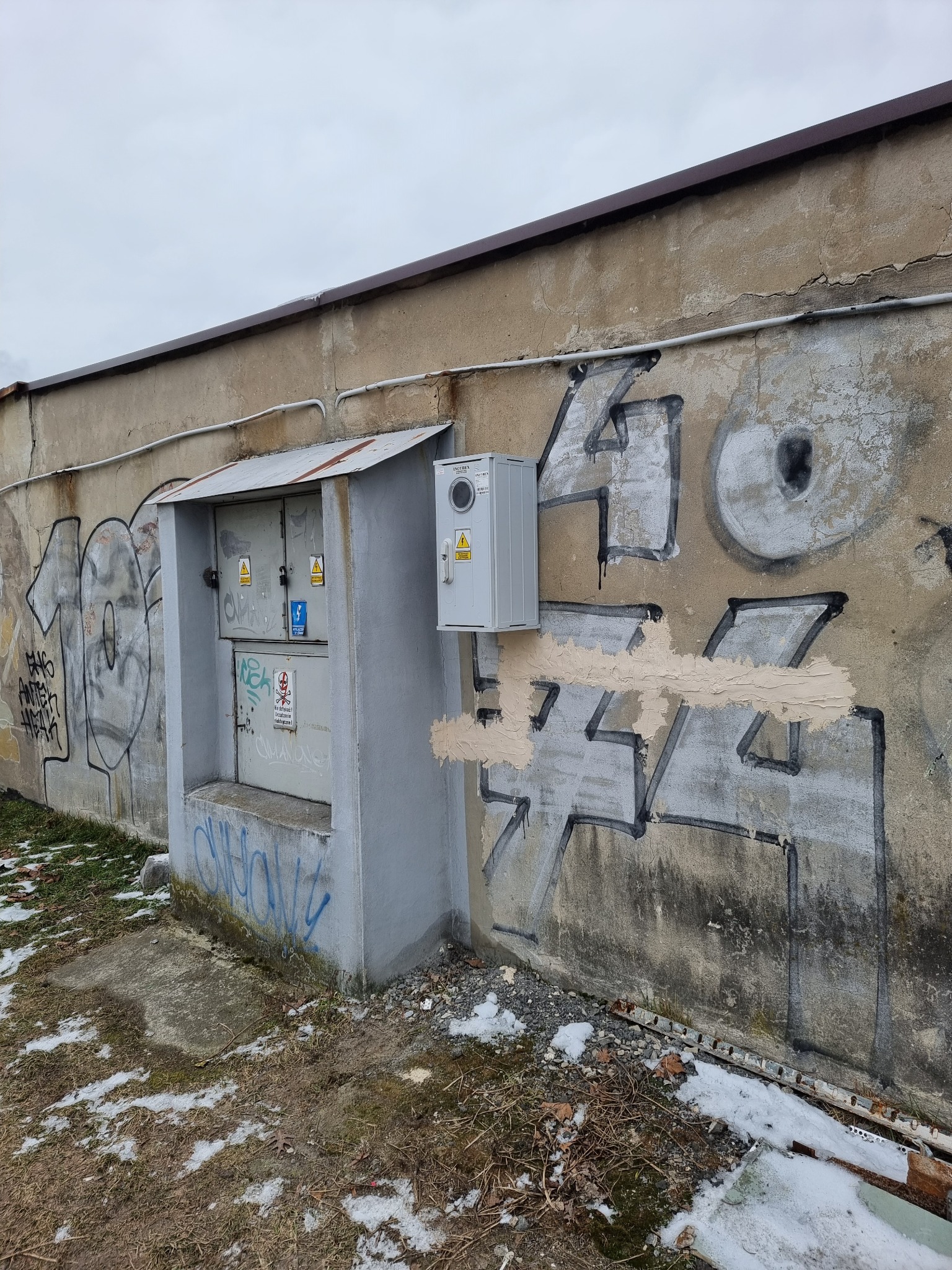 Modernizacja garażu pod ładowanie auta elektrycznego. Zasilanie - skrzynka licznikowa - rozdzelnica w garażu