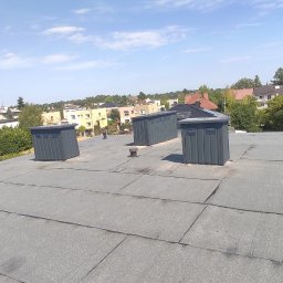 Kompleksowa zmiana poszycia dachowego na papę termozgrzewalną,  zrobienie stelaża drewnianego oraz okucie kominów blachą T8