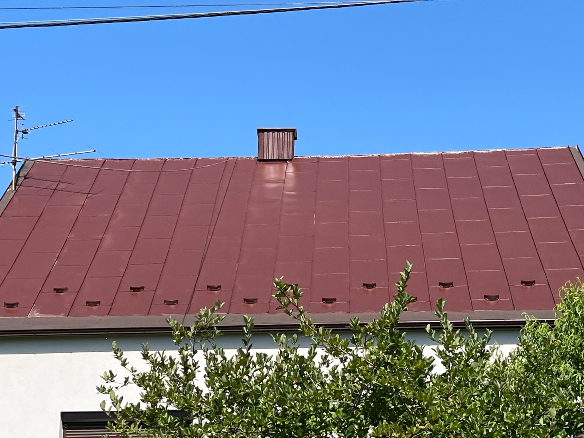 Wykonaliśmy kompleksowe malowanie wraz z wcześniejszym przygotowaniem powierzchni oraz pomalowaniem komina