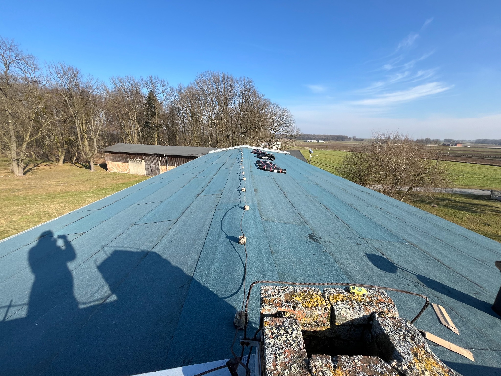 Kompleksowa zmiana poszycia dachowego na papę termozgrzewalną wraz z zamontowaniem od gromienia