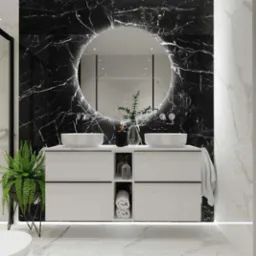 Elegancka łazienka z czarno-białymi marmurowymi płytkami, okrągłym lustrem z podświetleniem i białą podwójną umywalką na szafce. Roślina doniczkowa dodaje świeżości.