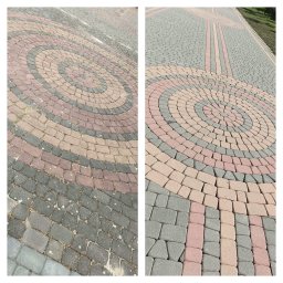 MajsterClean Profesjonalne Czyszczenie Ciśnieniowe - Porównanie kostki brukowej przed i po czyszczeniu. Po lewej stronie zabrudzona, po prawej odświeżona, ukazująca wzór z szaro-różowych elementów.