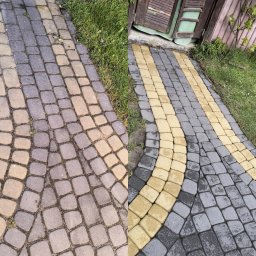 MajsterClean Profesjonalne Czyszczenie Ciśnieniowe - Porównanie: wyczyszczona, mokra kostka brukowa w odcieniach szarości i żółci, kontrastująca z zabrudzoną, suchą częścią nawierzchni. Widoczne trawa i drewniane elementy.