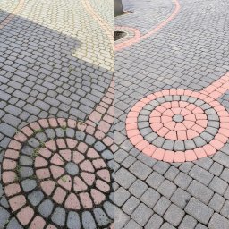 MajsterClean Profesjonalne Czyszczenie Ciśnieniowe - Kostka brukowa po czyszczeniu: wzór z szarej i różowej kostki, widoczna różnica w czystości między lewą a prawą stroną, brak porostów i zabrudzeń.