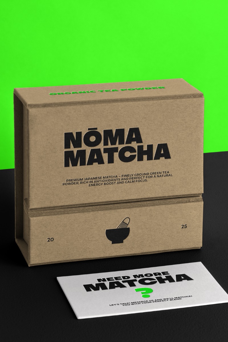 Brązowe pudełko z napisem 'Noma Matcha' i wizytówka na czarnym tle, jaskrawozielone tło. Minimalistyczny design opakowania herbaty matcha z logo i informacjami o produkcie.