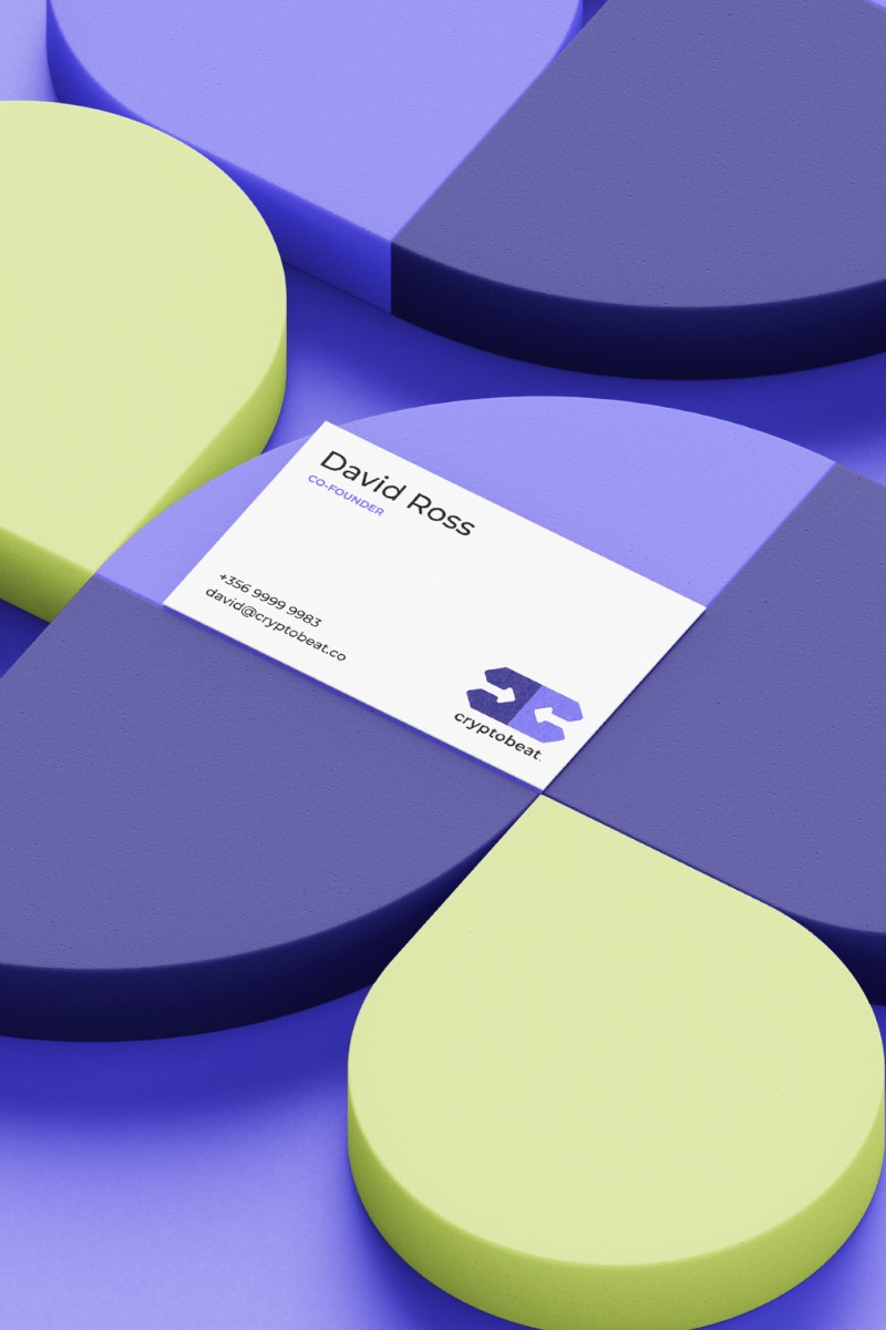 Minimalistyczna wizytówka 'cryptobeat' na tle abstrakcyjnych, geometrycznych form w odcieniach fioletu i limonki. Kontrastowe kolory, nowoczesny design.