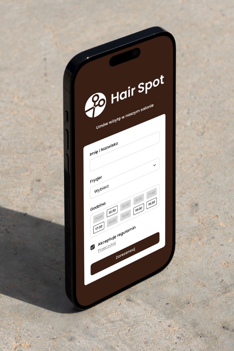 Aplikacja mobilna 'Hair Spot' na smartfonie, umożliwiająca rezerwację wizyt w salonie fryzjerskim. Widoczny formularz z polami: imię, fryzjer, godzina i akceptacja regulaminu.