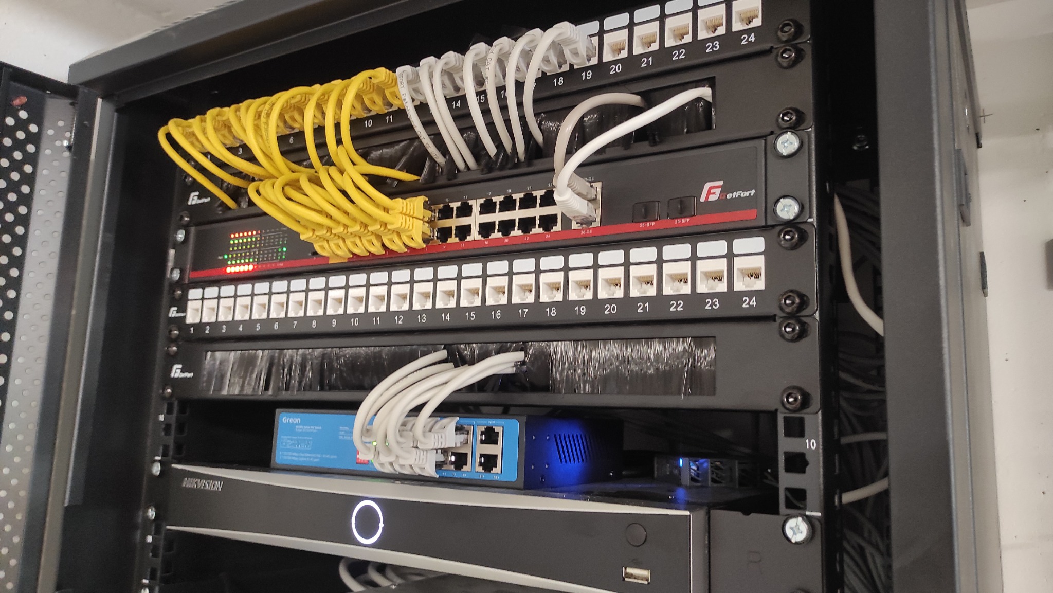 Instalacja systemu monitoringu oraz domofon w systemie IP