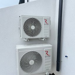 Montaż 2 urządzeń Rotenso Teta 5kW i 2.6kW w domu jednorodzinnym w zabudowie bliźniaczej (salon z aneksem kuchennym na parterze oraz sypialnia na piętrze. 