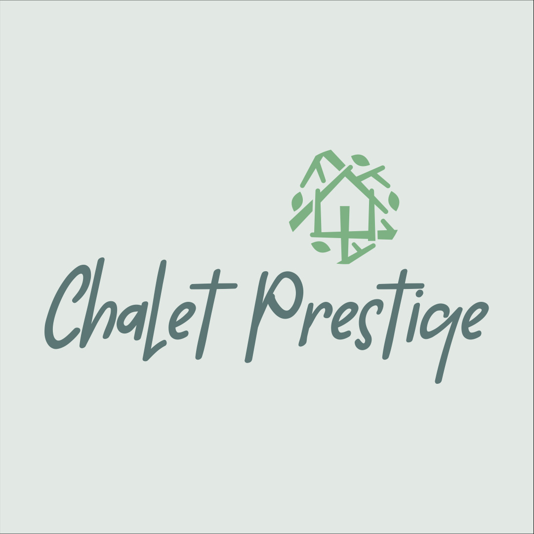 Logo firmy 'Chalet Prestige' z motywem domu otoczonego liśćmi w odcieniach zieleni, na jasnym tle. Elegancka, odręczna typografia nazwy firmy.