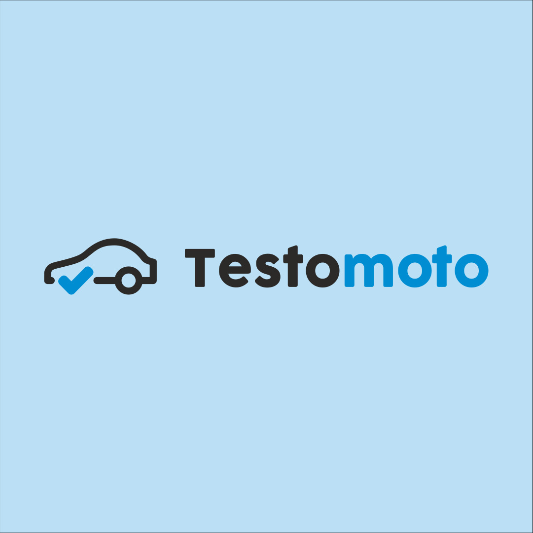 Minimalistyczne logo 'Testomoto' z ikoną auta i zaznaczonym ptaszkiem, na jasnoniebieskim tle. Nazwa czarno-niebieska, nowoczesny krój pisma.