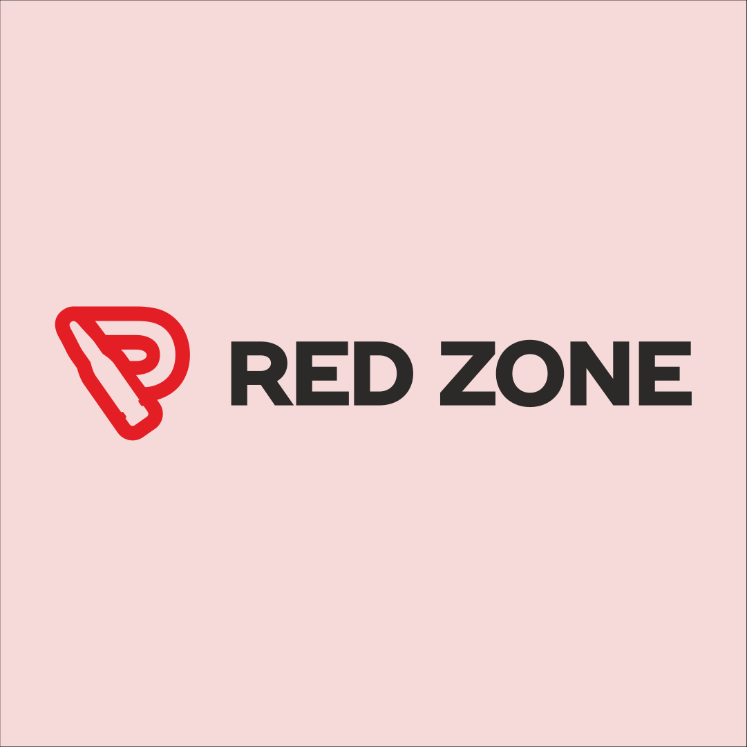 Logo 'RED ZONE' z symbolem pocisku stylizowanego w kształt litery 'R', na bladym różowym tle. Czarny, pogrubiony font.
