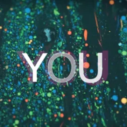 Abstrakcyjna grafika z napisem 'YOU' na tle ciemnego, wzorzystego tła z kolorowymi kropkami i smugami, przypominająca malarską teksturę.