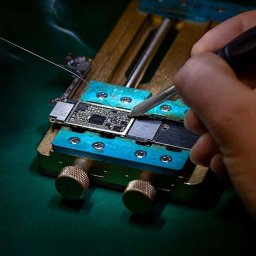 Naprawa elektroniki to nasza pasja i specjalizacja. Dokładnie diagnozujemy usterki oraz precyzyjnie naprawiamy różnorodne urządzenia, przywracając im pełną sprawność. Zapewniamy szybkie i skuteczne rozwiązania.