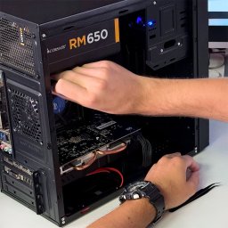 Profesjonalny montaż i składanie komputerów stacjonarnych. Dobieramy najlepsze podzespoły, aby stworzyć wydajny i niezawodny sprzęt dostosowany do Twoich potrzeb. Gwarantujemy solidne wykonanie oraz optymalną konfigurację dla maksymalnej wydajności.