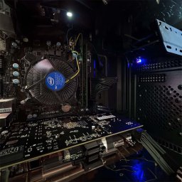 Modernizacja podzespołów komputerowych pozwala zwiększyć wydajność i funkcjonalność Twojego sprzętu. Wymieniamy i aktualizujemy komponenty, takie jak pamięć, dyski czy karty graficzne, by Twój komputer działał szybciej i efektywniej.