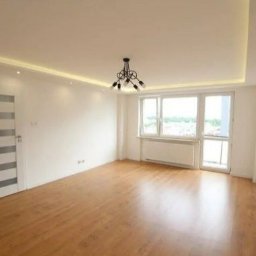 1.SBJ-BUD OBIEKTY INŻYNIERYJNE SZYMON GROMNIAK 2.SZYMON GROMNIAK WSPÓLNIK SPÓŁKI CYWILNEJ GSG CONSTRUCTION - Jasne, przestronne wnętrze po remoncie: parkiet, białe ściany, okno z widokiem, designerska lampa i sufit z oświetleniem punktowym. Minimalistyczny styl.