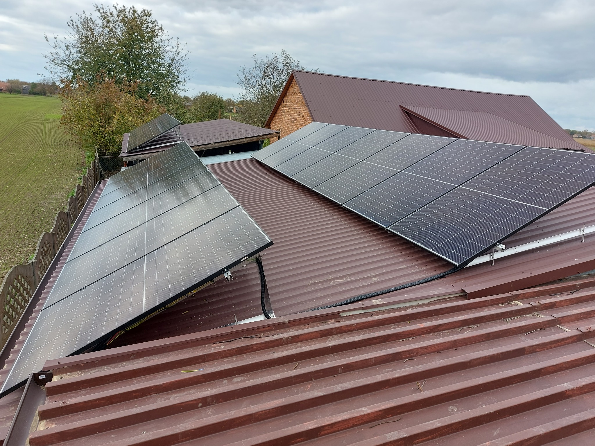 Instalacja fotowoltaiczna na dachu.