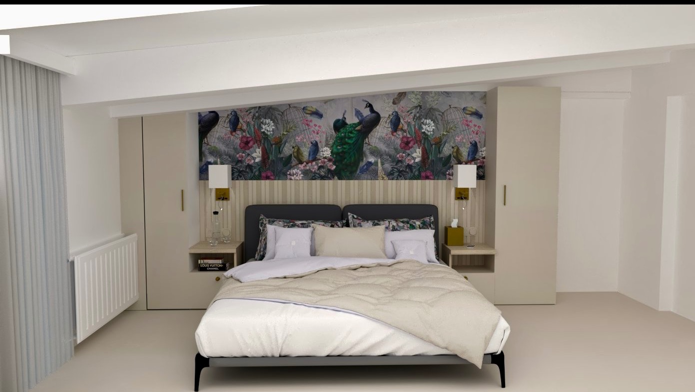 Nowoczesna sypialnia z łóżkiem, szafkami nocnymi i tapetą z motywem pawia. Całość utrzymana w jasnej kolorystyce.