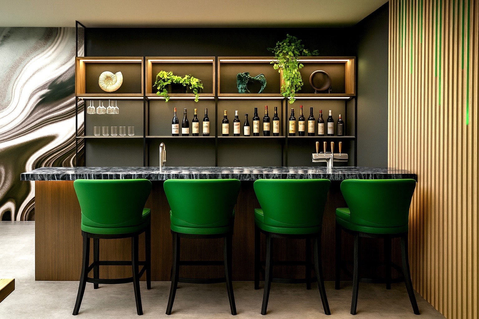 Nowoczesny bar w mieszkaniu z zielonymi krzesłami barowymi, marmurowym blatem i podświetlanymi półkami z dekoracjami i butelkami wina. Designerskie wykończenie ścian.