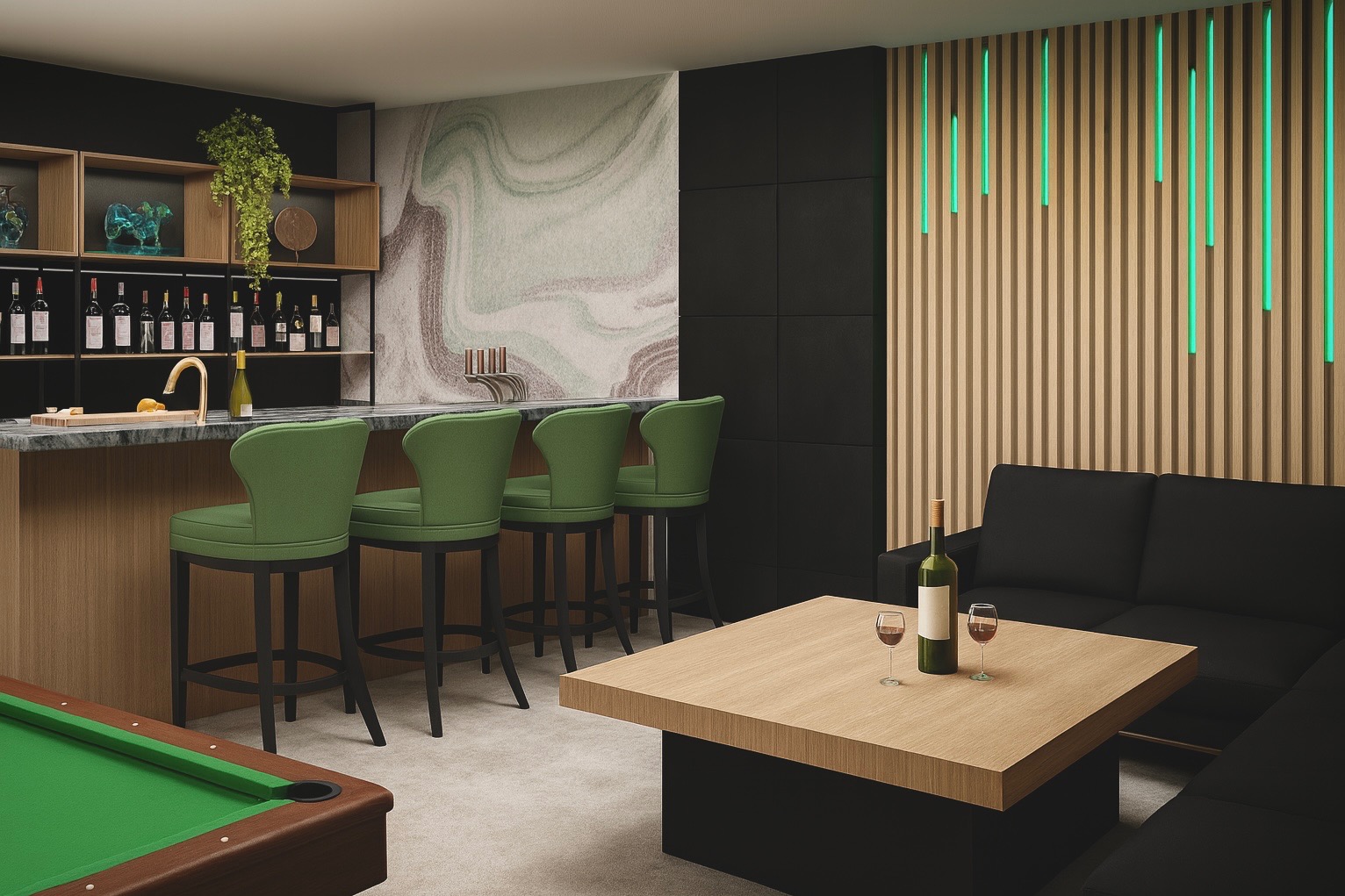 Nowoczesny bar w domu z zielonymi krzesłami, marmurową ścianą i podświetlanymi panelami. Na stole wino i kieliszki, w tle sofa i stół bilardowy.