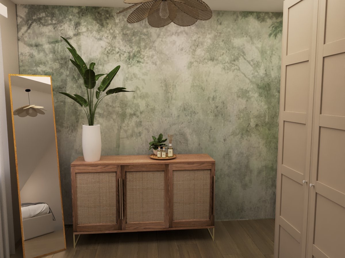 Stylowa aranżacja wnętrza z komodą z rattanowymi frontami, lustrem w złotej ramie i roślinami na tle ściany z motywem leśnym. Całość dopełnia lampa sufitowa.