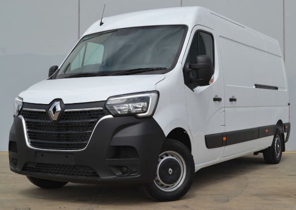 Biały furgon Renault Master z przesuwnymi drzwiami po stronie pasażera, zaparkowany na tle szarej ściany. Nowoczesny design, widoczne logo marki i elementy oświetlenia.