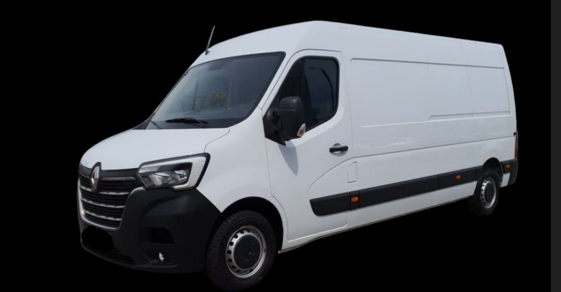 Biały bus Renault Master na czarnym tle, widok z boku, prezentacja pojazdu gotowego do transportu towarów lub przeprowadzek. Nowoczesny design, czyste linie.