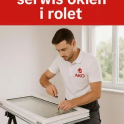 Serwisant AKO naprawia okno PCV na stojaku, używając śrubokręta. W tle białe ściany i okno. U góry i na dole widoczne logo firmy.