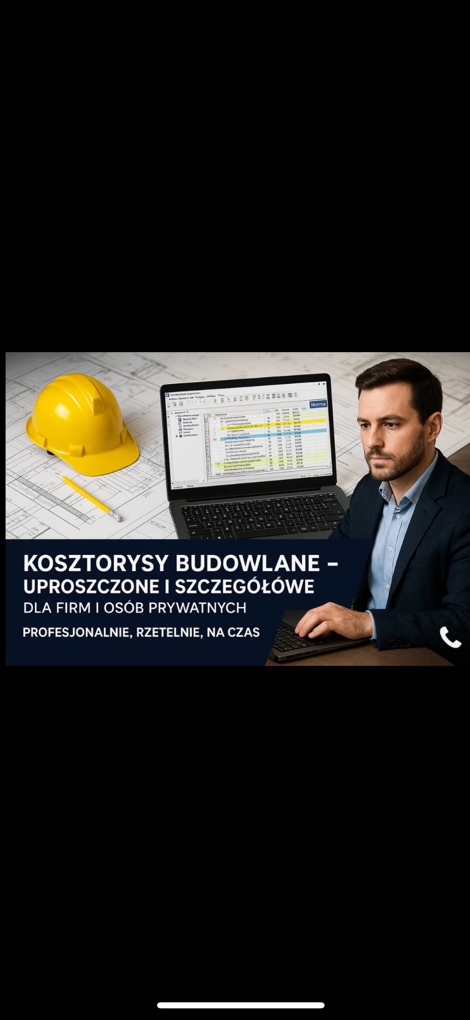 Mężczyzna w garniturze pracuje na laptopie z otwartym arkuszem kalkulacyjnym, obok kask budowlany i ołówek na planach. Kosztorysy budowlane.
