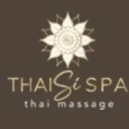 Logo Thai Si Spa z motywem kwiatowym, w ciepłej, brązowo-złotej tonacji. Podkreślone hasłem „thai massage”. Minimalistyczny design, elegancki i relaksujący.