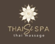 Logo Thai Si Spa z motywem kwiatowym, w ciepłej, brązowo-złotej tonacji. Podkreślone hasłem „thai massage”. Minimalistyczny design, elegancki i relaksujący.