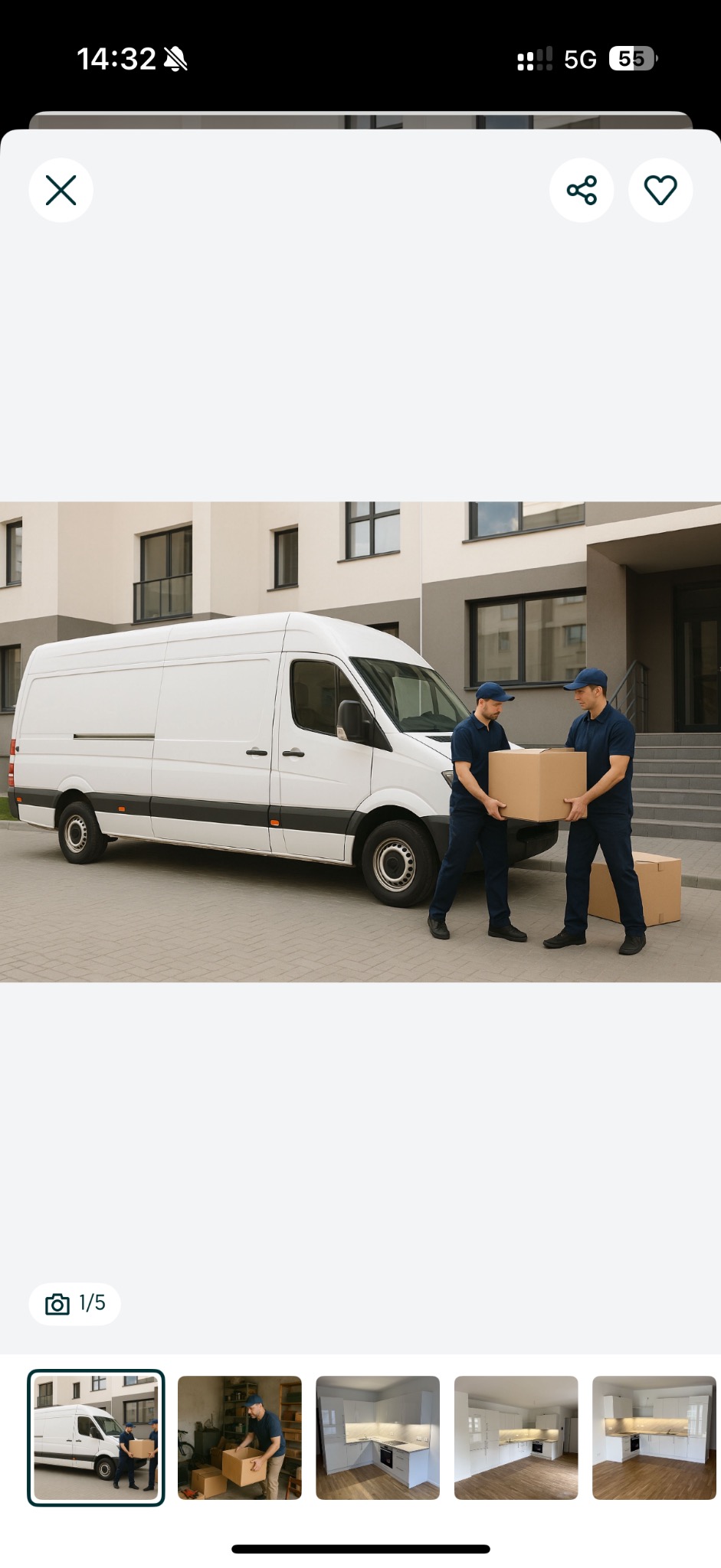 Dwóch mężczyzn w uniformach przenosi kartonowe pudło z meblami z białego vana na tle budynku. Usługa transportowa, dostawa mebli.