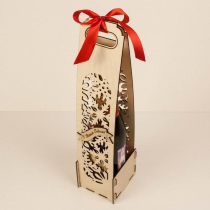 Drewniane pudełko na butelkę z ażurowym wzorem kwiatowym, przewiązane czerwoną wstążką, prezentuje unikalne opakowanie na specjalną okazję.