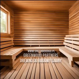 Artorix - Jasne drewno w saunie: ławy wzdłuż ścian, podłoga z desek, okno z widokiem na zieleń. Minimalistyczny design, ciepłe oświetlenie.