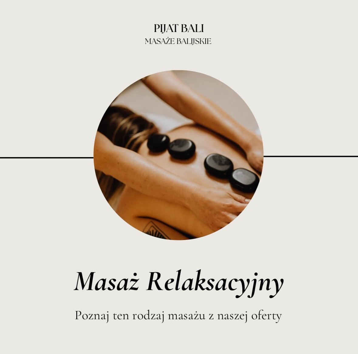 Masaż relaksacyjny z użyciem gorących kamieni na plecach kobiety, widoczne tatuaże. Ujęcie w okręgu, kremowe tło z tekstem oferty 'Pijat Bali'.