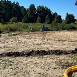 Michał Piotrowski - Niwelacja terenu, rozkładanie rur drenarskich, przygotowanie pod dalsze prace.