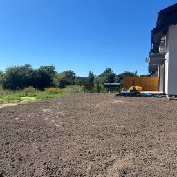 Michał Piotrowski - Rozkładanie przesianej ziemi pod trawnik.