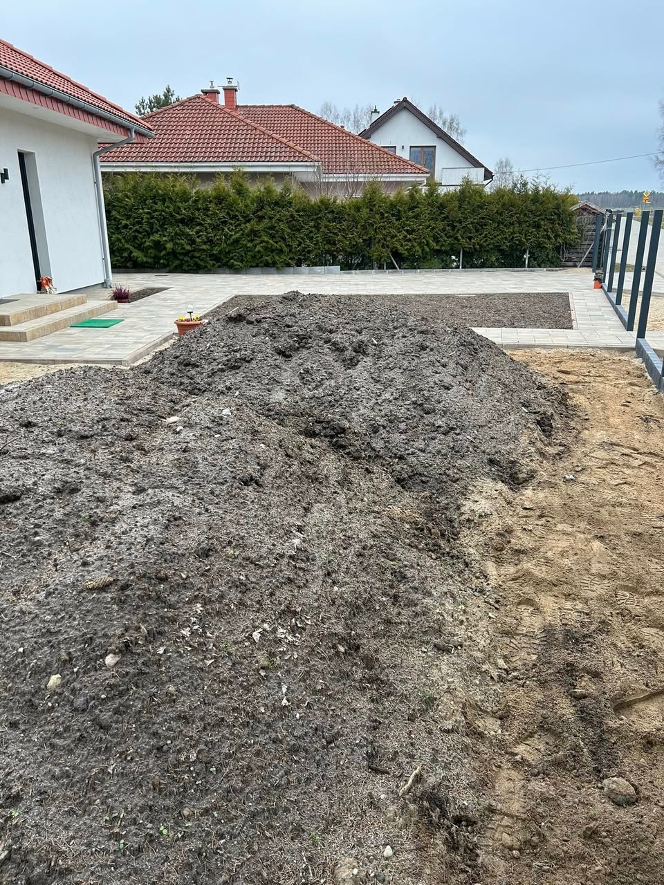 Zdjęcie z początku realizacji trawnika oraz rabat.