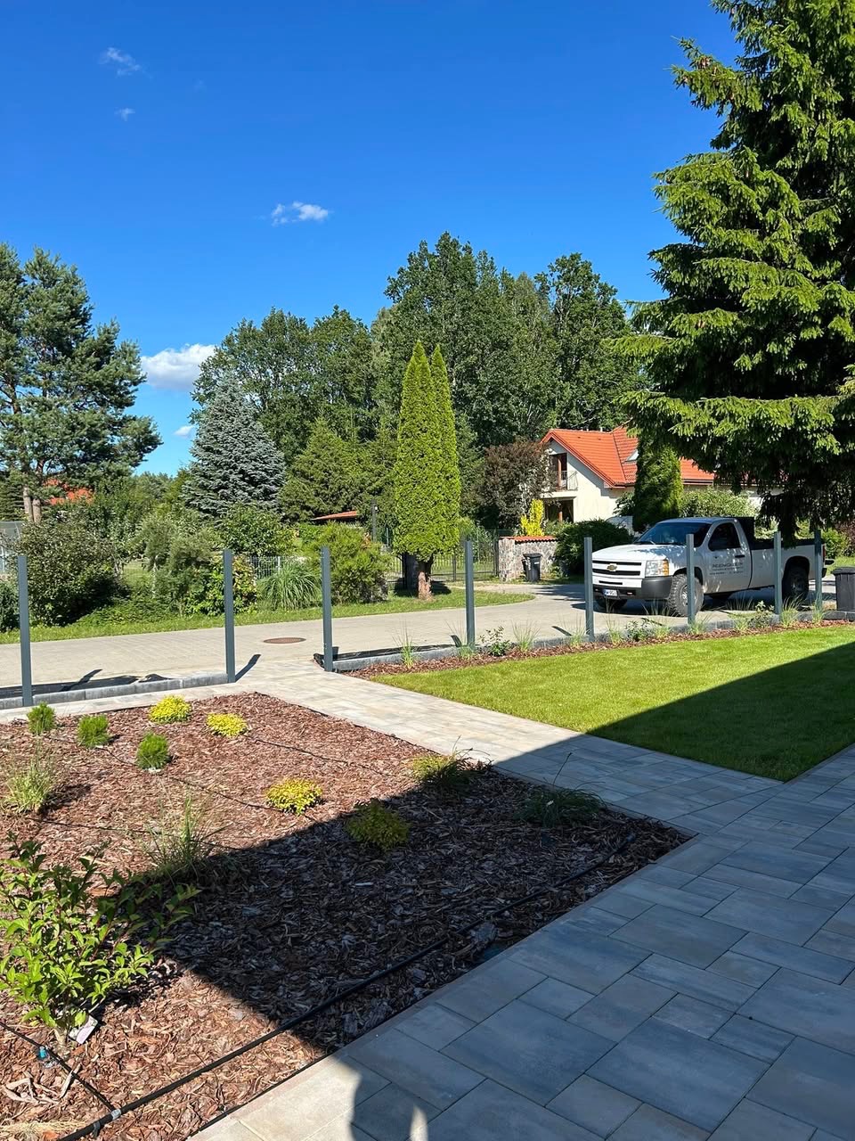 Zakończona realizacja trawnika wraz z rabatami.