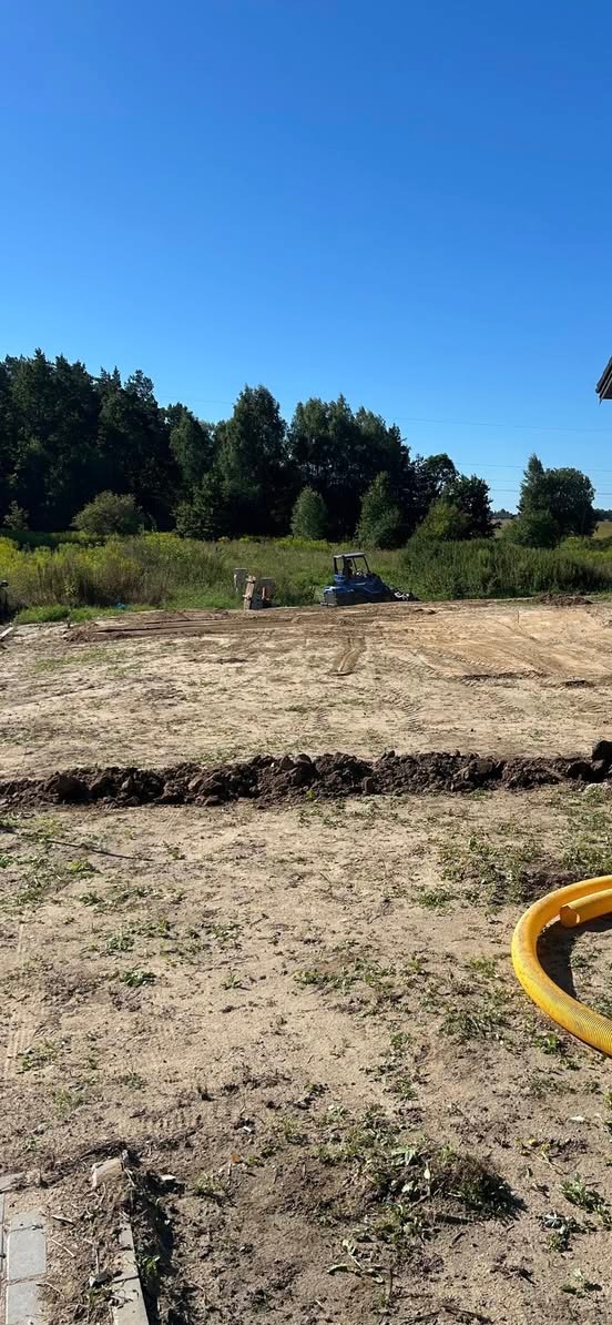 Niwelacja terenu, rozkładanie rur drenarskich, przygotowanie pod dalsze prace.