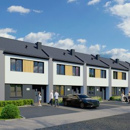 PÓŁNOC NIERUCHOMOŚCI ODDZIAŁ BOLESŁAWIEC - Szereg domów jednorodzinnych z szarą dachówką i białymi elewacjami, z drewnianymi panelami na piętrze, przed domami zaparkowane auta i spacerujący ludzie.