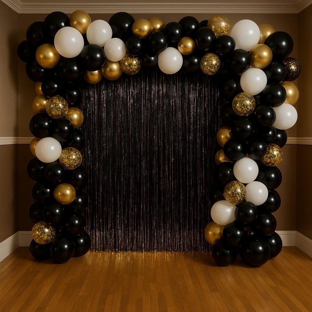 Elegancka dekoracja balonowa: czarne, złote i białe balony tworzą łuk na tle błyszczącej, czarnej kurtyny. Idealne tło na imprezy i uroczystości.